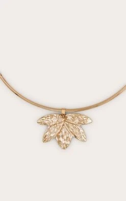 PrettyLittleThing Gold Textured Leaf Structured Metal Collar Statement Necklace -FRAME Clothing Shop 0adf778d05b261cf1df6366cb88bc5655aca5c32 CNN7667 3 gold leaf structured collar necklace