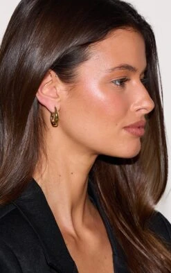 PrettyLittleThing Gold Molten Wave Hoop Earrings – Textured Sculptural Stud Hoops -FRAME Clothing Shop 0f64942fa1d6cc8873294c50b8028defc95674f1 CNL6262 3 gold molten wave hoop earrings