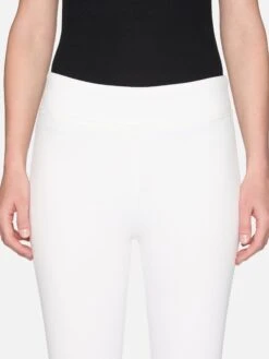 Jetset Weekend Capri -- White -FRAME Clothing Shop 1012632 WHT 03363 capris front detail image