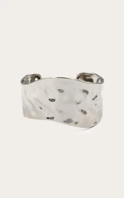 PrettyLittleThing Silver Textured Chunky Bangle - Luxe Metallic Statement Bracelet 5 PrettyLittleThing Silver Textured Chunky Bangle - Luxe Metallic Statement Bracelet -FRAME Clothing Shop 17de90a2d3d43039eb5d8cc6483fe3001696aa43 CNM2817 1 silver texture bangle