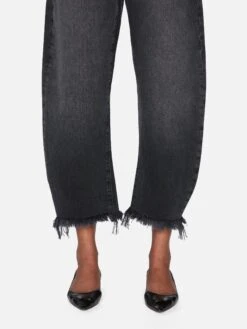 The Bubble Crop -- Limitless Raw Fray -FRAME Clothing Shop 2027RF731 LMTF 03075 jeans hem detail image