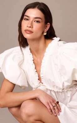 PrettyLittleThing Gold Square Chunky High-Shine Stud Earrings -FRAME Clothing Shop 2082274d08239abf07ba56e749f9c752518ee48e CNL7922 3 gold square chunky stud earrings