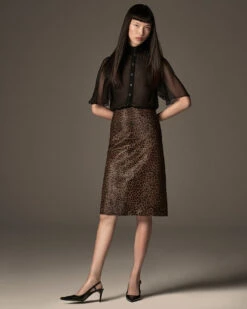 The Ponyhair Pencil -- Leopard -FRAME Clothing Shop 250623 HW Frame Fall2025 LA92840 02 RGB 72 Ponyhair skirt editorial full front