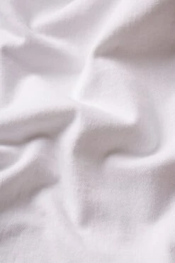 The Arrow -- White -FRAME Clothing Shop 3004476 WHT FABRICDETAIL jeans texture detail image