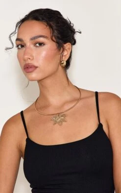 Prettylittlething Gold Leaf Structured Collar Necklace