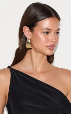 PrettyLittleThing Gold Oversized Square Statement Stud Earrings - Bold Geometric Design -FRAME Clothing Shop 759b539b59ffe6dc9e888bd6127e4eec80215611 CNM1967 3 gold square oversized statement earrings