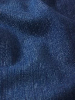 Modern Straight Fusion Dark Blue Wash – Mid-Rise Straight-Leg Men's Stretch Denim Jeans -FRAME Clothing Shop LMSST691 FUSN FABRICDETAIL jeans texture detail image