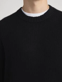 Men's Noir Cashmere Crewneck Sweater – 100% Premium Luxury Knit -FRAME Clothing Shop LMSW0088 BLK 1828 sweater front detail image