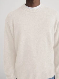 Men's Cream Cashmere Crewneck Sweater – Classic Fit 100% Woolen Cashmere Knit -FRAME Clothing Shop LMSW0156 CREA 1358 sweater front detail image
