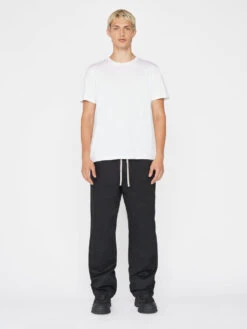 FRAME Logo Tee Blanc – Classic White Crewneck Essentials T-Shirt -FRAME Clothing Shop LMTS0342 BLANC FRW22EC WOMENS MENS DAY 04 0003HR 1