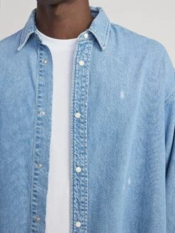 Relaxed Denim Shirt in Voltage Blue – Distressed Vintage Fit -FRAME Clothing Shop M032DWT744 VLTG 2560 shirt front detail image