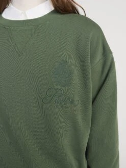 Ritz Paris Hunter Green Tonal Logo – Embroidered Crest Unisex V-Stitch Crewneck 14 Ritz Paris Hunter Green Tonal Logo – Embroidered Crest Unisex V-Stitch Crewneck -FRAME Clothing Shop MP25JSS006 HNGR 01782 Detail OnModel