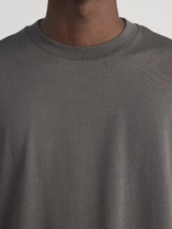 Men's Light Supima Cotton Long Sleeve Tee in Dark Grey – Premium Crewneck Essential -FRAME Clothing Shop MP26JTE010 DKGR 2877 shirt front detail image