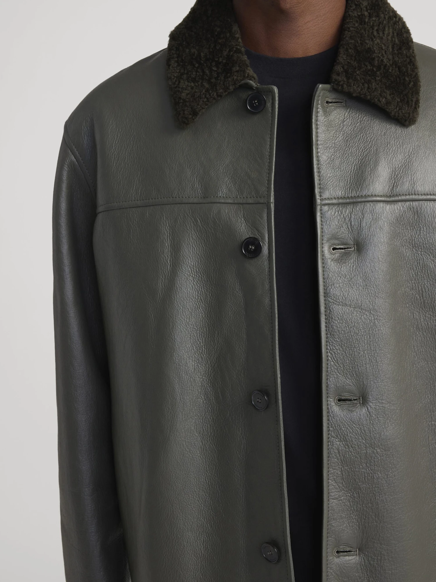 Men's Dark Olive Lamb Shearling Jacket – Boxy Silhouette with Contrast Collar 4 Men's Dark Olive Lamb Shearling Jacket – Boxy Silhouette with Contrast Collar - Image 4