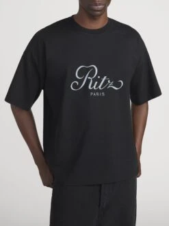 FRAME x Ritz Paris Men's Black Cropped Relaxed T-Shirt – Cotton-Cashmere Luxury Tee -FRAME Clothing Shop RM23JTE001 BLK M005DPA511 MTRO 02837 4f2ddc2a 03e1 4dbf 86ce ccfc2b2ee592 T shirt Front Detail OnModel