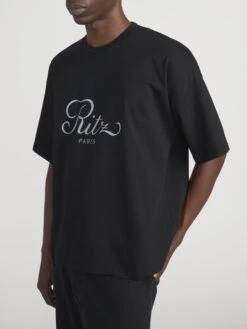 FRAME x Ritz Paris Men's Black Cropped Relaxed T-Shirt – Cotton-Cashmere Luxury Tee -FRAME Clothing Shop RM23JTE001 BLK M005DPA511 MTRO 02856 ddec62d3 269f 45c1 a3ef 1bec6ea3e438 T shirt Side OnModel