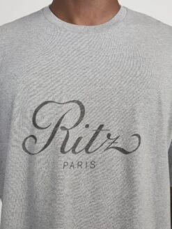 Frame x Ritz Paris Heather Grey Cotton-Cashmere Cropped Relaxed T-Shirt 11 Frame x Ritz Paris Heather Grey Cotton-Cashmere Cropped Relaxed T-Shirt -FRAME Clothing Shop RM23JTE002 HGRY 02788 DetailShot OnModel