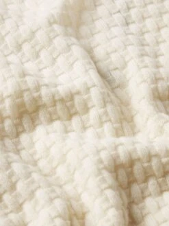 Sotheby’s Women's V-Neck Sweater -- Cream -FRAME Clothing Shop WE25KSW046 CREA FABRICDETAIL sweater texture detail image