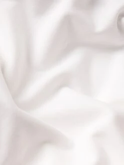 The Tennis Sweatshirt -- White 15 The Tennis Sweatshirt -- White -FRAME Clothing Shop WF25JSS004 WHT FABRICDETAIL d7572aa6 fcce 473c a174 879cb5a23cea sweatshirt texture detail image