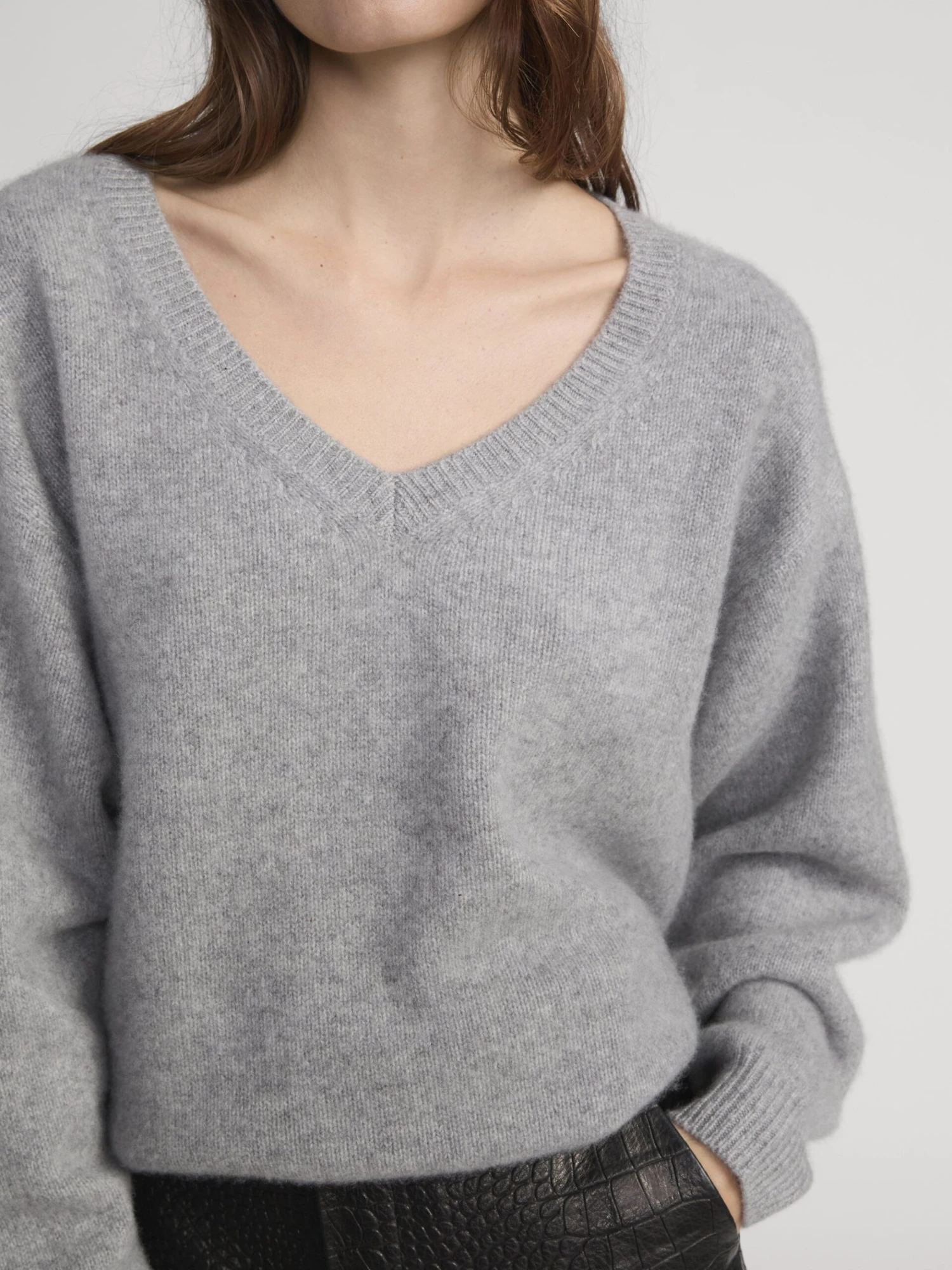 The Cashmere V Sweater -- Heather Grey 4 The Cashmere V Sweater -- Heather Grey - Image 4