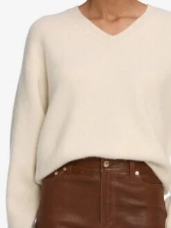 The Cashmere Brushed V Sweater -- Cream -FRAME Clothing Shop WF25LPA010 CEDA WF25KSW054 CREA 8866 sweater front detail image
