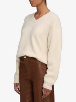 The Cashmere Brushed V Sweater -- Cream -FRAME Clothing Shop WF25LPA010 CEDA WF25KSW054 CREA 8893 sweater side angle image