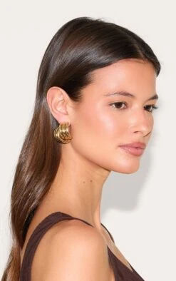 PrettyLittleThing Gold Ribbed Curved Statement Stud Earrings – Recycled Steel Jewelry -FRAME Clothing Shop a6acabe9deff0613ba56344ae0e4da6e3fde6655 CNL7911 3 gold ribbed curved statement stud earrings