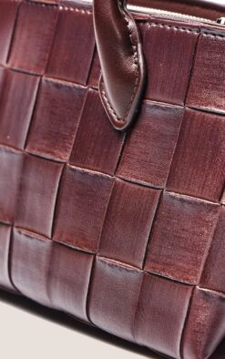 PrettyLittleThing Chocolate Woven Texture Elongated Handle Slim Shoulder Bag -FRAME Clothing Shop d04362ec4f3469fc1ac2d187854c86a7b4a51ea7 CNO2094 4 chocolate weave elongated handle shoulder bag