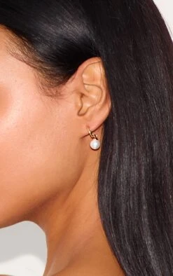Prettylittlething Dainty Mini Pearl Hoop Earrings -FRAME Clothing Shop d39cc824ffea92c0e170132d4b75df0a726ec453 CMV5658 3 dainty mini pearl hoop earrings