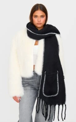 PrettyLittleThing Black Pocket Stitch Detail Tassel Scarf - Cozy Winter Accessory