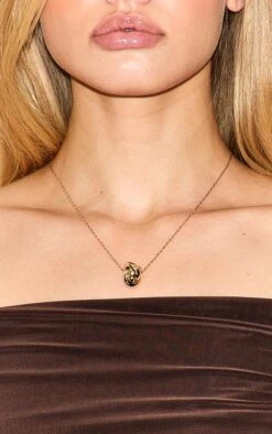 PrettyLittleThing Gold Knot Pendant Minimalist Adjustable Necklace -FRAME Clothing Shop fffb53e3620677937e3404a1dff11f3568e5dfc2 CNL7930 3 gold knot pendant necklace